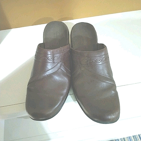 Clarks Shoes - Clarks brown leather clogs